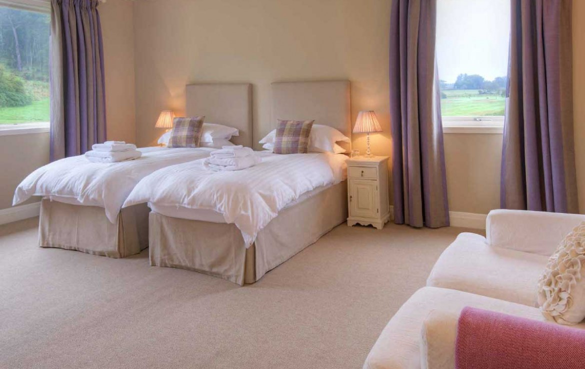twin bed room in Dunglass country estate cottage